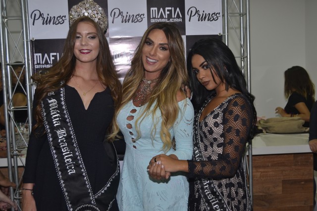 Nicole Bahls chega de limousine a concurso no Brás