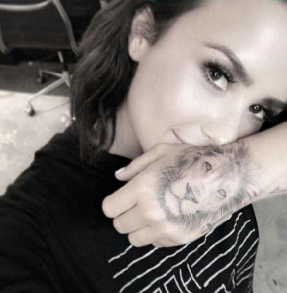 Demi Lovato mostra sua nova tatuagem