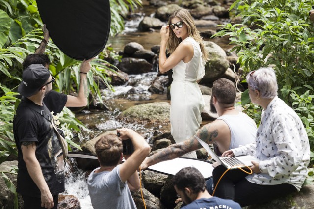 Grazi Massafera fotografa para a sua marca de óculos