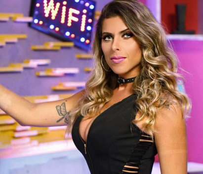 Ana Paula Minerato arrasa com vestido e dispensa a lingerie