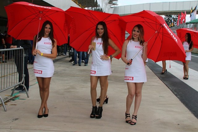 Modelos atraem olhares na etapa do SuperBike em SP