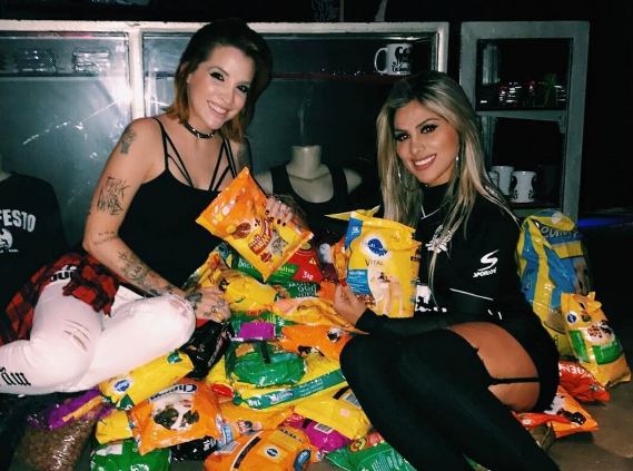 Ex-BBBs Clara e Vanessa fazem campanha para ONG pet