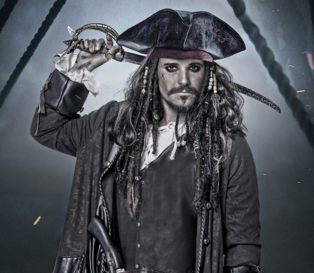 Bruno Gagliasso surge irreconhecível como Jack Sparrow