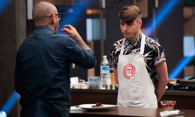 Após penalização, Douglas é eliminado do MasterChef