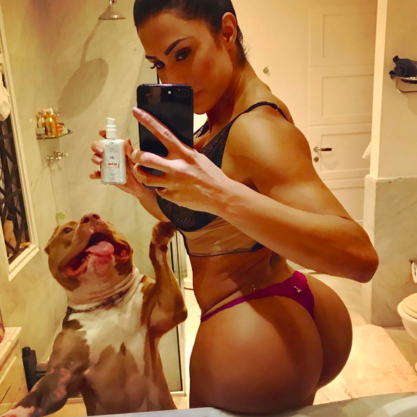 Gracyanne Barbosa exibe bumbum na nuca e fala de estrias