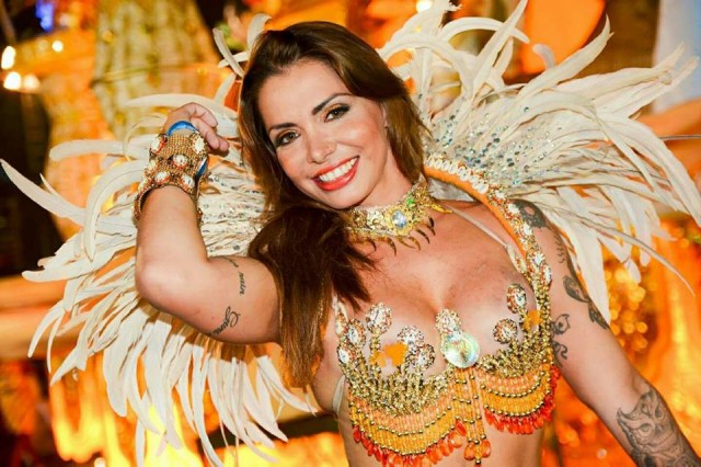 Julia Menezes não é mais musa de bateria da Peruche