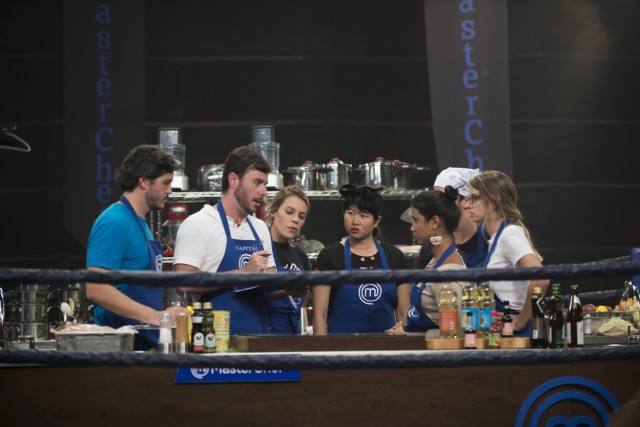 Participantes do Masterchef Brasil cozinham no ringue