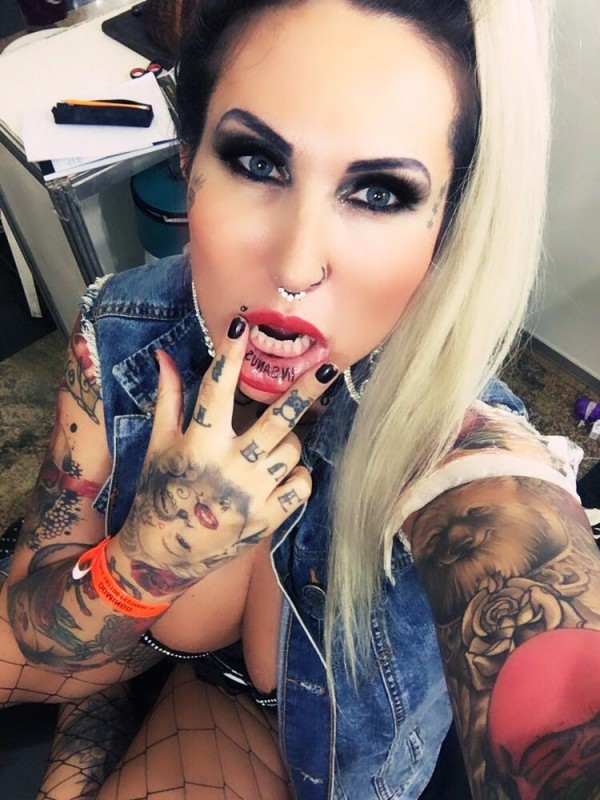 Sabrina Boing Boing ousa e faz tatuagem no lábio