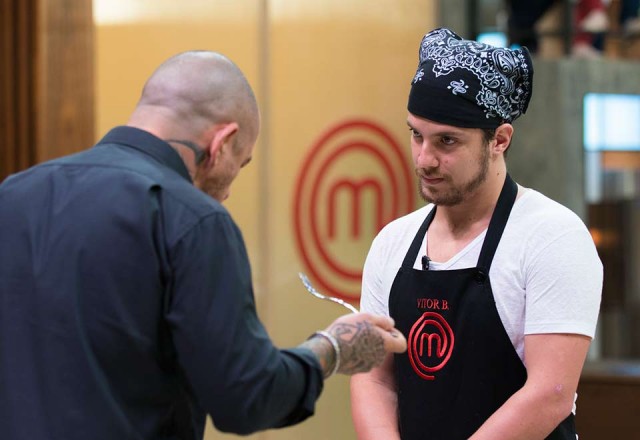 Vitor Bourguignon vence repescagem e volta ao MasterChef