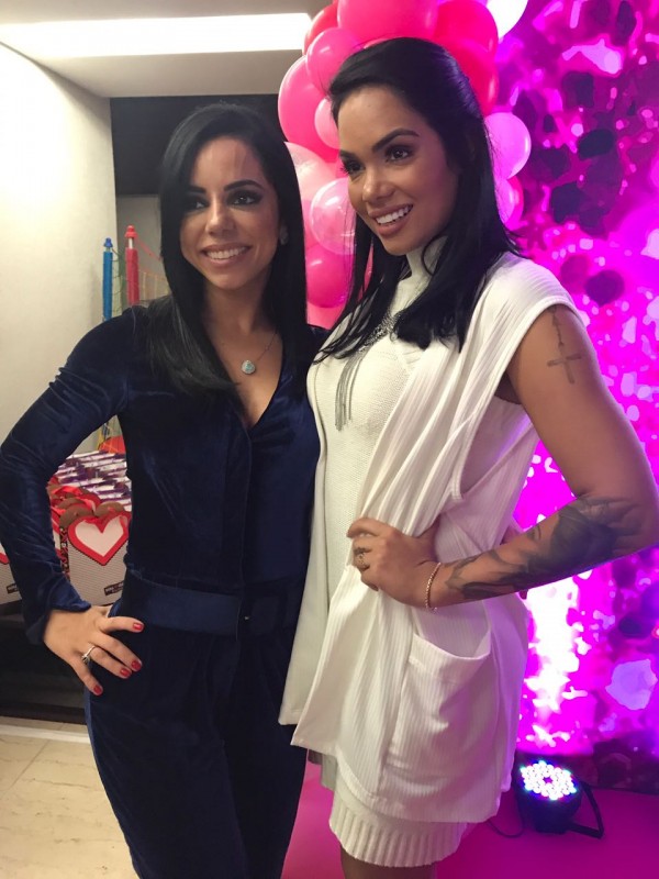 Ex-BBB Mayara Motti prestigia aniversário de youtuber