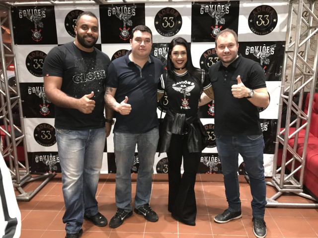 Amanda Djehdian prestigia evento da Gaviões da Fiel