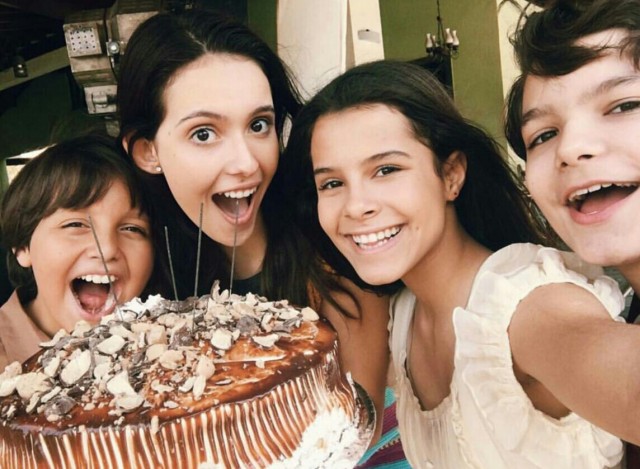 Pedrinho Mello celebra aniversário de Rafaela Sampaio nos bastidores de Apocalipse