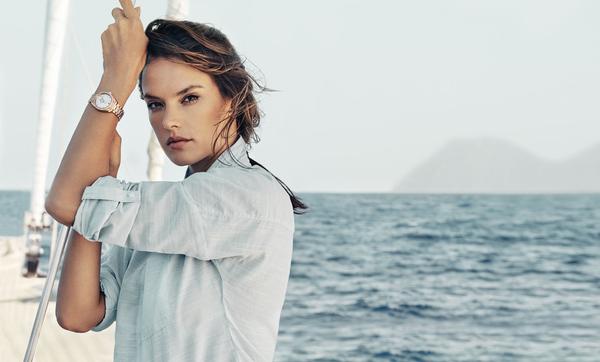 Alessandra Ambrósio estrela campanha à bordo de um barco