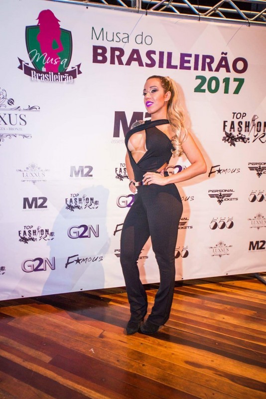 Candidata a Musa do Santos, Larissa Franco desfilar de tapa-sexo