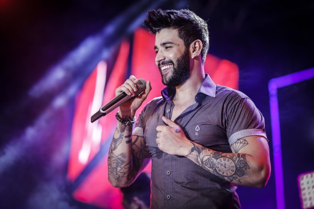 Gusttavo Lima agita Villa Country em noite de pré-feriado