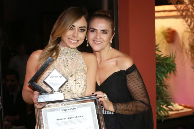 Digital influencer Deia Cypri recebe Troféu Expressão