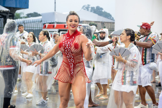 Juju Salimeni deixa o bumbum à mostra em ensaio de Carnaval