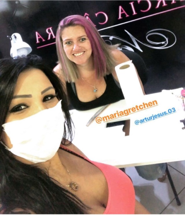 Filha de Gretchen, Jenny Miranda, aprende a fazer unhas acrílicas