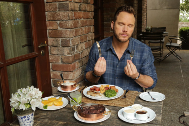 Chris Pratt experimenta feijoada pela primeira vez em SP