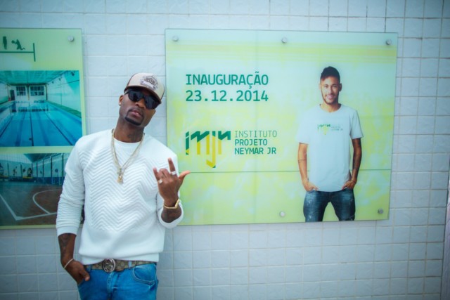 Rapper Gshytt visita Instituto Neymar Junior na baixada santista