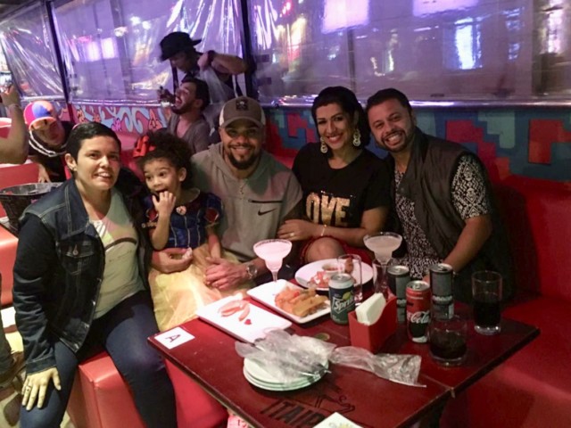 Mc Naldo e família ostentam alegria durante jantar