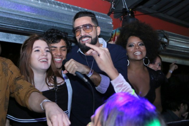 Famosos fazem a festa em aniversário do restaurante Coco Mambo