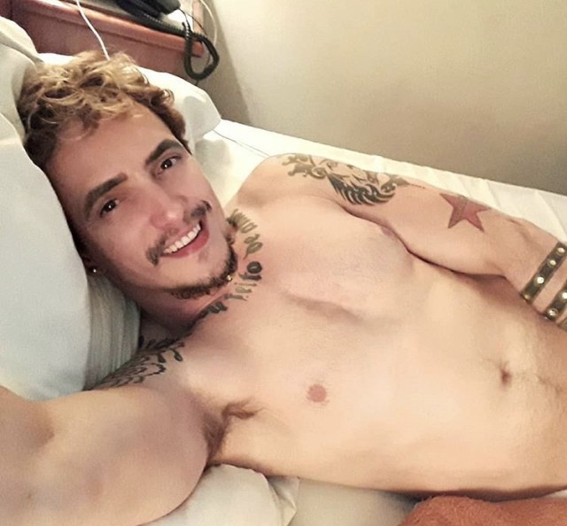 Cantor Ricky Vallen tem causado em rede social com fotos sensuais