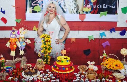 Rainha de Bateria da Renascer de Jacarepaguá faz a festa: “arraiá da Rainha”