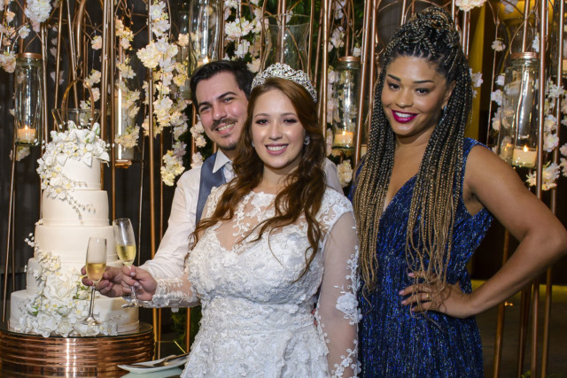 Juliana Alves capricha no look para casamento de amigos