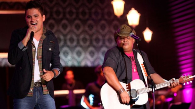 Sertanejos Humberto e Ronaldo fazem show no Villa Country