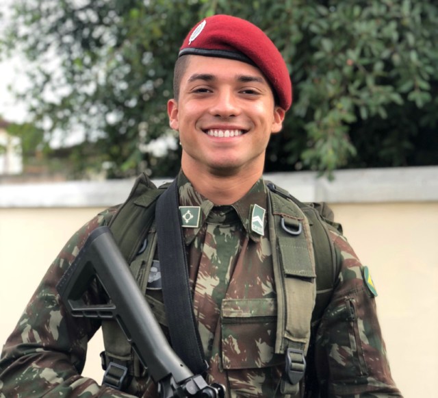 Conheça Ricardo Ferraz, o militar gato do RJ que faz sucesso na web