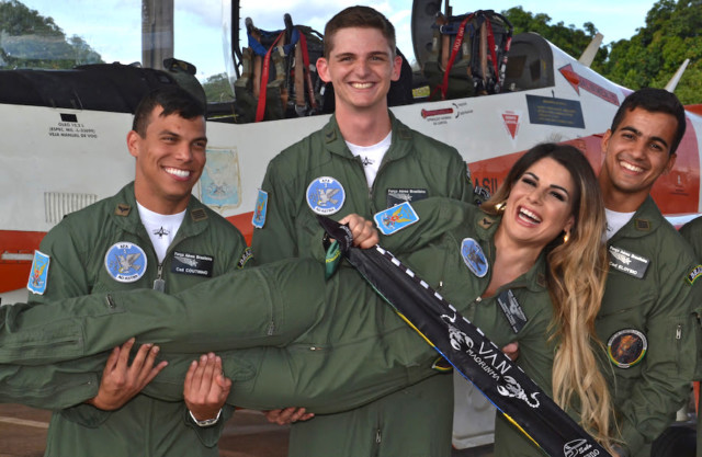 Musa do Brasil Vanessa Perez é madrinha de Esquadrilha da Força Aérea