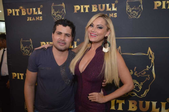 Ellen Rocche e mais famosas inauguram loja da Pitbull Jeans em SP