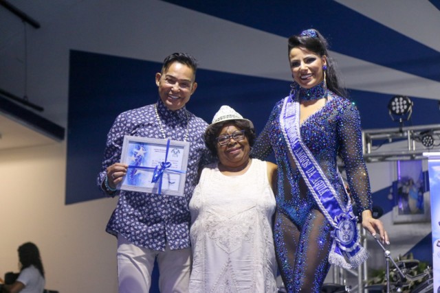 Alice Alves recebe homenagem da torcida Portelense