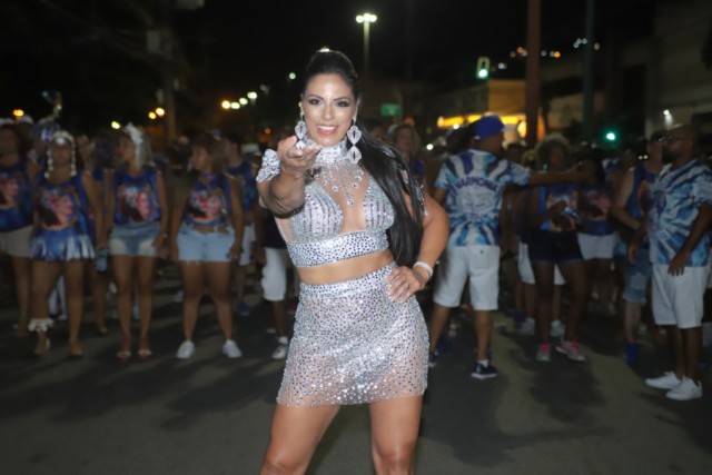 Musa da Portela, Alice Alves cai no samba em ensaio de rua da escola