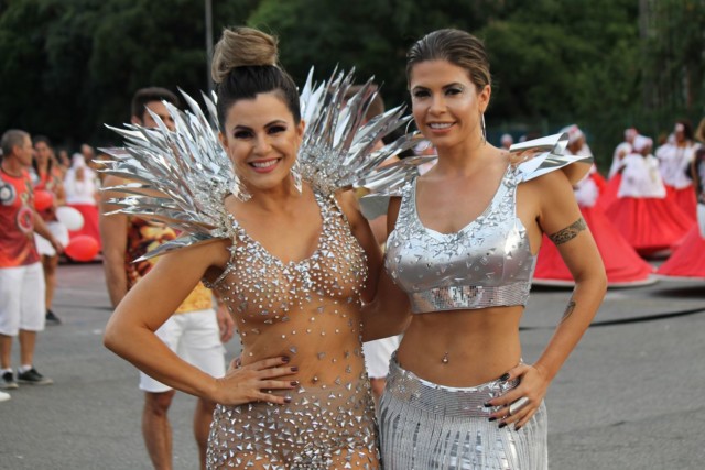 Cacau Colucci e Tânia Oliveira caem no samba em ensaio de Carnaval