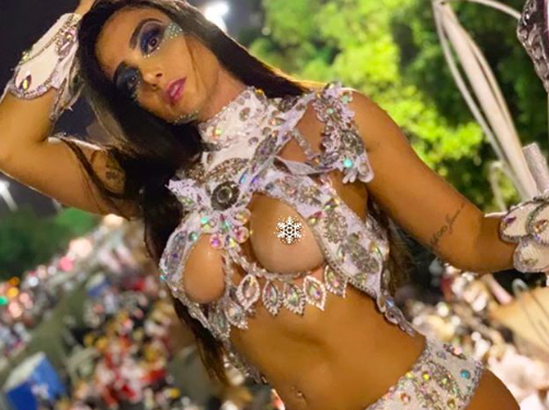 Musa no Carnaval, Emmanuelle Guimarães desfila de topless no RJ