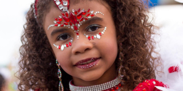 Duda Oliveira brilha como musa mirim em carnaval do Rio de Janeiro