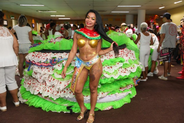 Gata do Flamengo, Myrella Santos desfila de topless no Carnaval