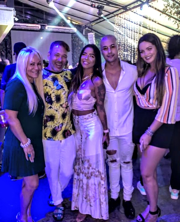 Famosos chamam atenção em festa de ex-BBB