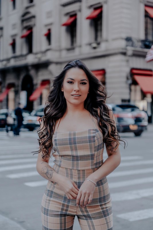 Atriz Suzi Sassaki estrela campanha de moda nas ruas de NY