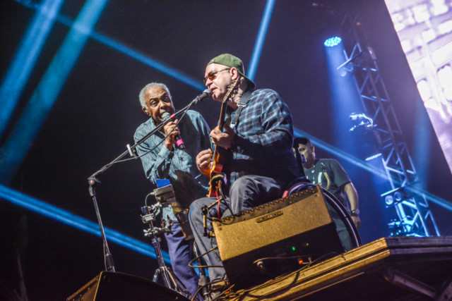 Gilberto Gil e Paralamas cantam juntos no Espaço das Américas