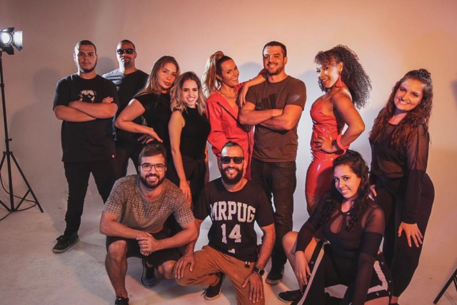 Sol Vega faz par Romantico com ator Guilherme Duarte em clipe