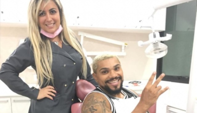 Naldo Benny é atendido pela dentista dos famosos Dra. Amanda Fulgêncio no Rio