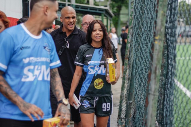 Júlia Peixoto participa de futebol beneficente promovido por MC Sam no Rio