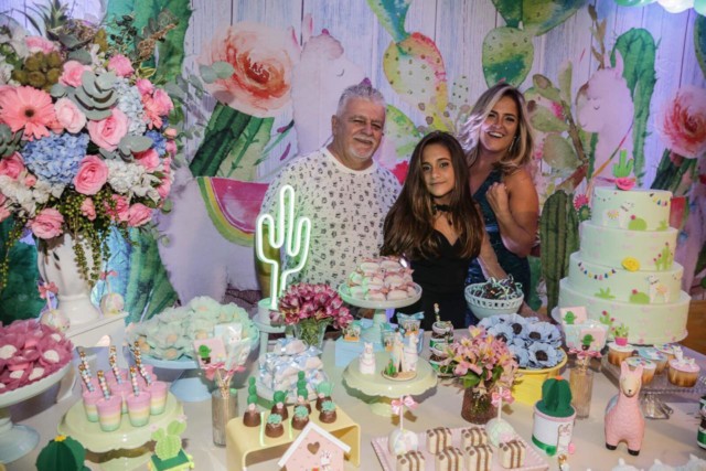 Atriz Myrella Victoria comemora aniversario no Rio com família e amigos famosos