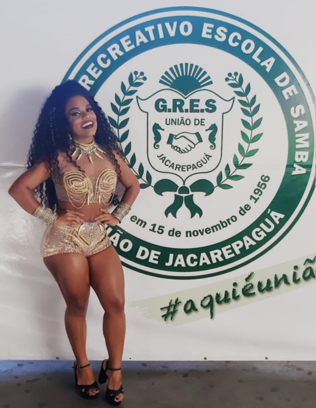 Rainha de Bateria, Caroline Lima exibe boa forma em evento da União de Jacarepaguá