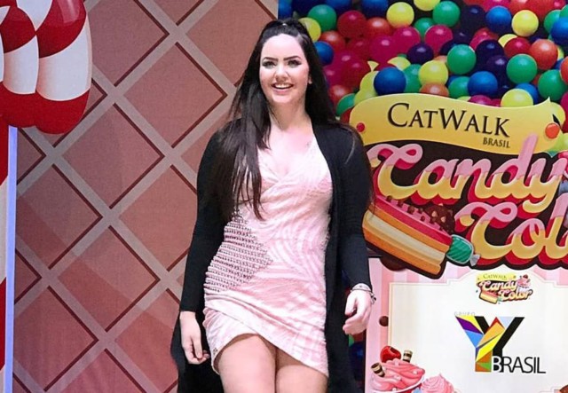 Mariana Pinotti agita desfile de moda em Shopping Paulistano