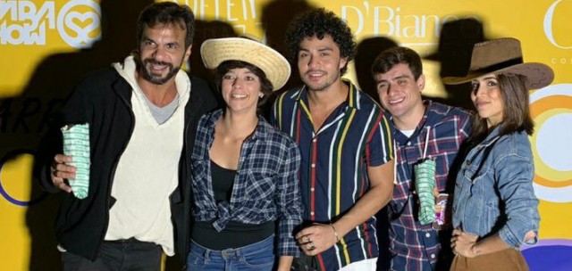 Elenco de Topissima comemora sucesso com Festa Junina