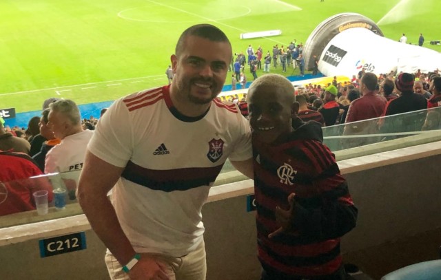 Nego Ney, o xodó da torcida do Flamengo, marcou presença no Maracanã no camarote da empresa Tratuss